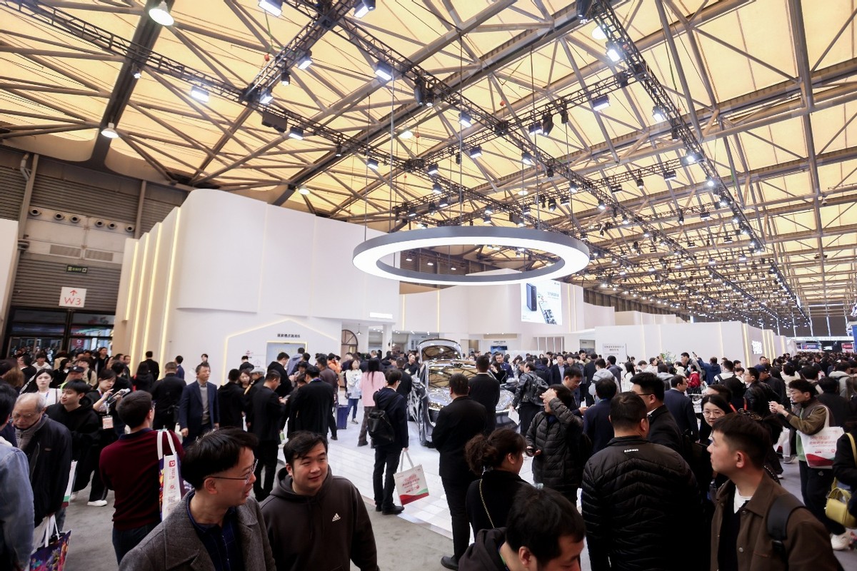 九游app：AWE2025開幕：AI科技賦能產(chǎn)業(yè)融合AI生活引領未來潮流(圖5)